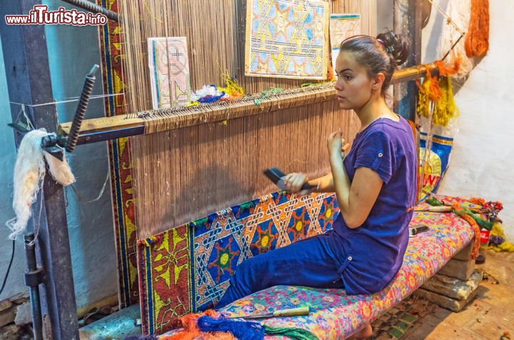 Immagine Donna al telaio tradizionale uzbeko nella citta di Khiva - © eFesenko / Shutterstock.com