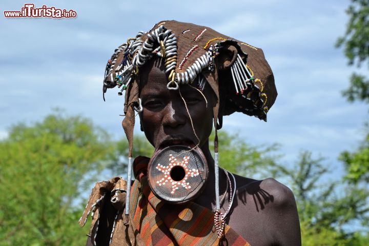 Immagine Donna di etnia Mursi in un villaggio dell'Etiopia. Le donne sono famose per l'utilizzo del piatto labiale, un disco d'argilla decorato con sostanze naturali che viene inserito nel labbro inferiore.