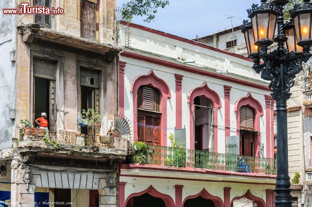 Immagine Una donna sul balcone di un edificio che si troova nel Paseo de Martì all'Avana, Cuba - © kovgabor / Shutterstock.com