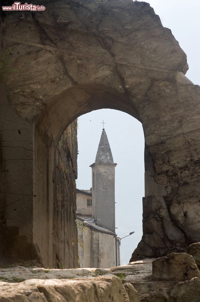 Immagine Donnas in Valle d'Aosta: le rovine della strada romana con arco in roccia e scorcio del villaggio medievale