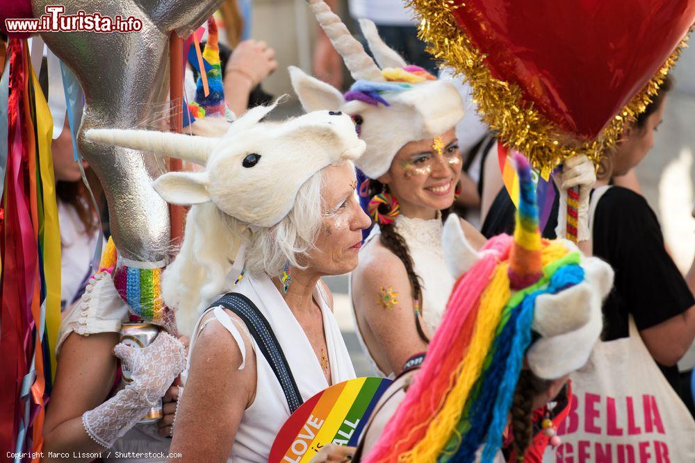 Immagine Donne alla parata del Friuli Venezia Giulia Pride in una strada di Udine. Si è svolto fra piazza Libertà e via Carducci il percorso del FVG Pride chenel 2017 ha riunito oltre 5000 persone provenienti da tutta la regione e da quelle limitrofe - © Marco Lissoni / Shutterstock.com