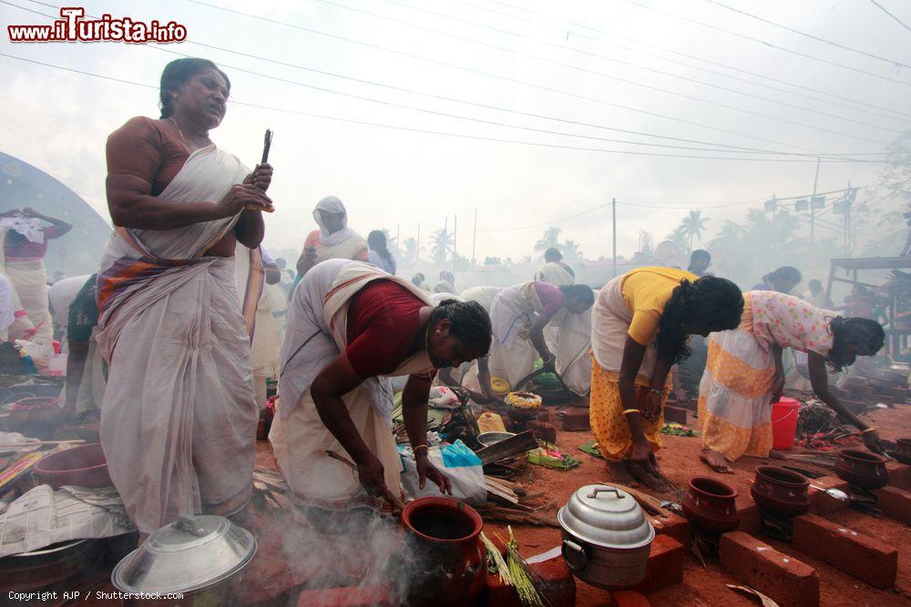 Immagine Donne all'Attukal Pongala Festival di Trivandrum, India, intente a far bollire il riso in pentole di terracotta da offrie alle divinità - © AJP / Shutterstock.com