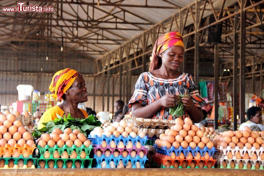 Immagine Donne del Ruanda vendono uova al mercato di Kimironko, Kigali - © Sarine Arslanian / Shutterstock.com
