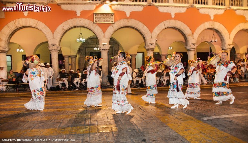 Immagine Donne festeggiano il Giorno della Vergine di Guadalupe nel centro di Merida, Messico. Il dia de la Virgen de Guadalupe è una popolare festa cattolica cittadina - © Aleksandar Todorovic / Shutterstock.com