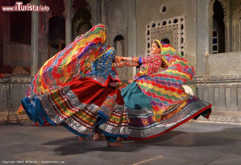 Immagine Donne indiane con abiti tradizionali ballano durante un evento a teatro, Udaipur, India - © MOROZ NATALIYA / Shutterstock.com