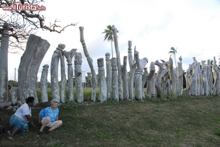 Immagine Donne Kanak e idoli scolpiti, arcipelago di Nuova Caledonia (Oceania).
