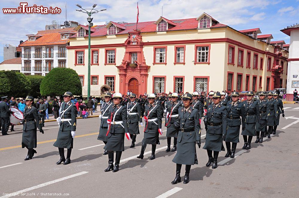 Immagine Donne poliziotto in marcia nella piazza principale di Puno, Perù - © Serjio74 / Shutterstock.com