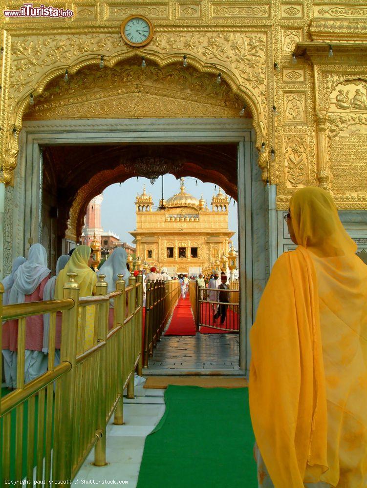 Immagine Donne sikh entrano nel Tempio d'Oro di Amritsar, Punja, India - © paul prescott / Shutterstock.com
