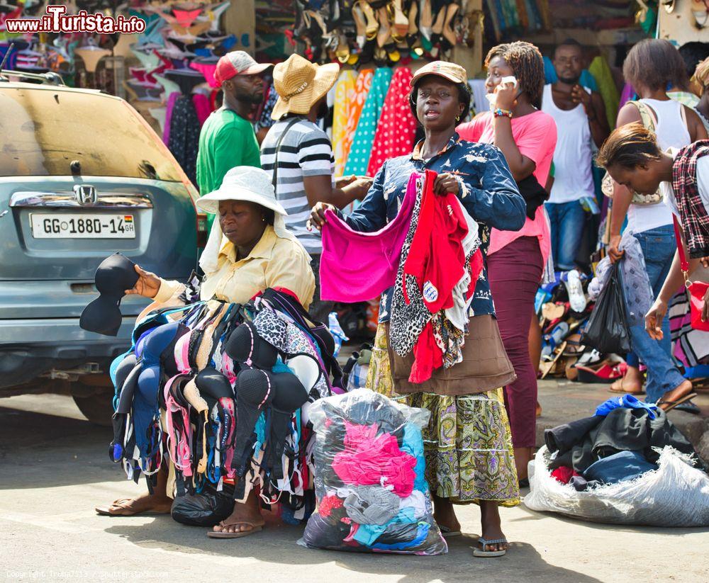 Immagine Donne vendono abiti in una strada affollata della capitale Accra, Ghana - © Truba7113 / Shutterstock.com