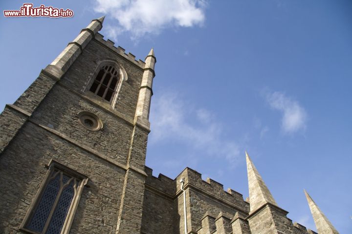 Immagine Down Cathedral a Downpatrick, Irlanda del Nord. Una singolare prospettiva dal basso verso l'alto della cattedrale di Downpatrick. L'attuale edificio religioso è formato dal coro della chiesa ababziale che venen fatto consacrare da Giacomo I° nel 1609 - © Lance Bellers / Shutterstock.com