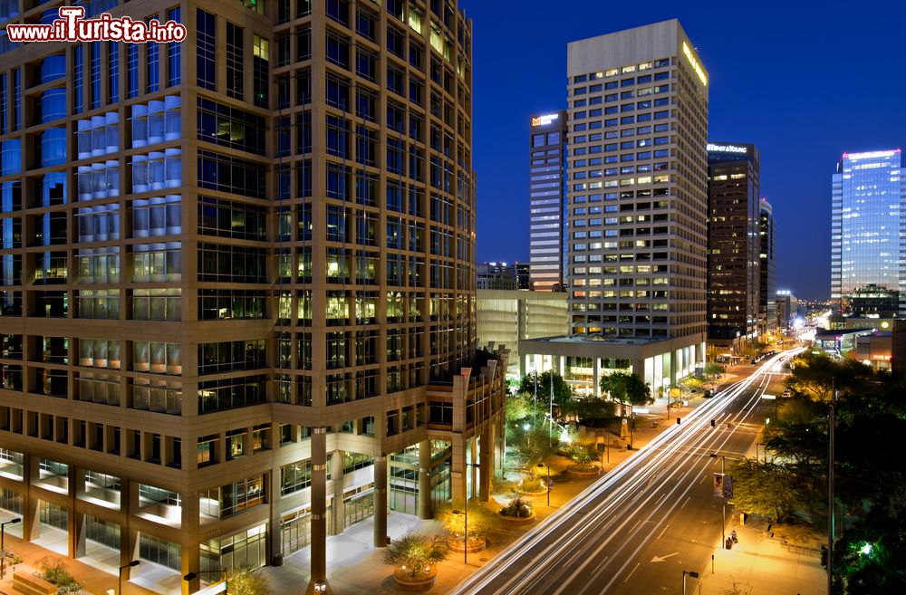 Immagine Downtown di Phoenix by night, Arizona (USA). Questa città venne fondata nel 1867 come comunità agricola vicino alla confluenza dei fiumi Salt e Gila.