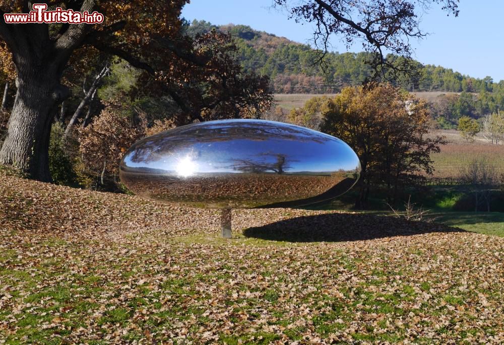 Immagine Il monumento Drop Shannon nel giardino del Chateau La Coste a Le Puy Sainte Reparade