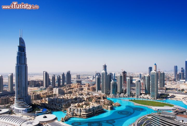 Immagine Downtown Dubai, in precedenza nota come Downtown Burj Dubai, è un'area in fase di sviluppo a Dubai, negli Emirati Arabi Uniti. Qui alcuni delle "attrazioni" più importanti della città, tra cui il Burj Khalifa, Dubai Mall, e la Dubai Fountain. Si estende su una superficie di 2 chilometri quadrati e avrà un costo stimato di 20 miliardi di dollari. - © Sophie James - Fotolia.com