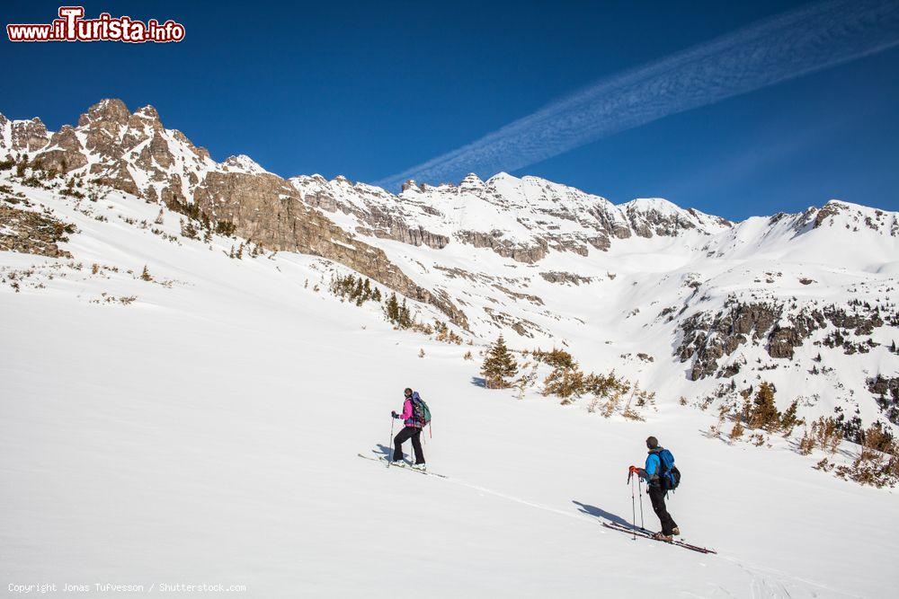 Immagine Due alpinisti esplorano i dintorni di Aspen, Colorado, Stati Uniti d'America. Siamo in una delle località più note delle Montagne Rocciose. Il nome Aspen (che in inglese significa pioppo) deriva dalla presenza di numerosi pioppi tremuloides - © Jonas Tufvesson / Shutterstock.com