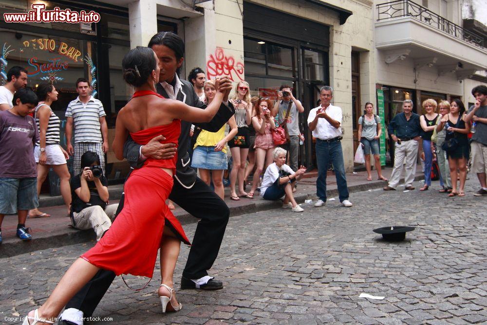 Immagine Due ballerini di tango nel quartiere di San Telmo a Buenos Aires, Argentina. - © gary yim / Shutterstock.com