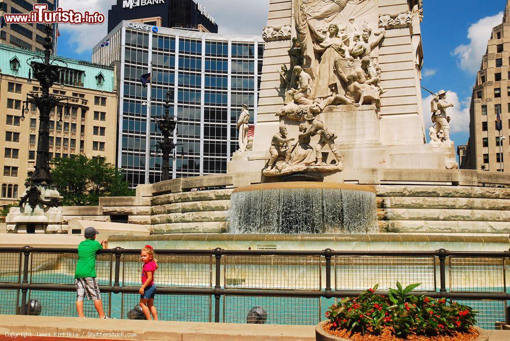 Immagine Due bambini guardano le statue del Soldiers and Sailors Monument di Indianapolis, Indiana - © James Kirkikis / Shutterstock.com