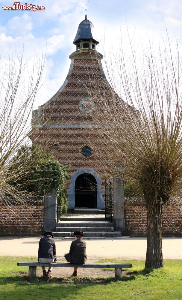 Immagine Due bambini in abiti tipici seduti davanti a una chiesa a Bokrijk (Hasselt), Belgio.