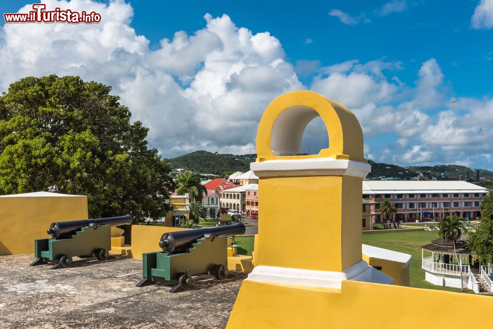 Immagine Due cannoni d'epoca sul forte che si affaccia sulla città di Christiansted (USA).