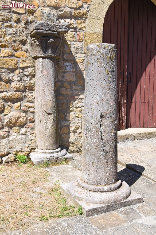 Immagine Due colonne al castello di Lagopesole, Basilicata.