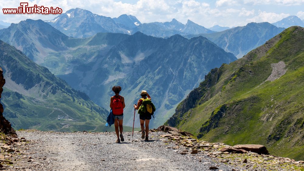 Immagine Due donne escursioniste su un sentiero del Pic du Midi de Bigorre, Pirenei, Francia.