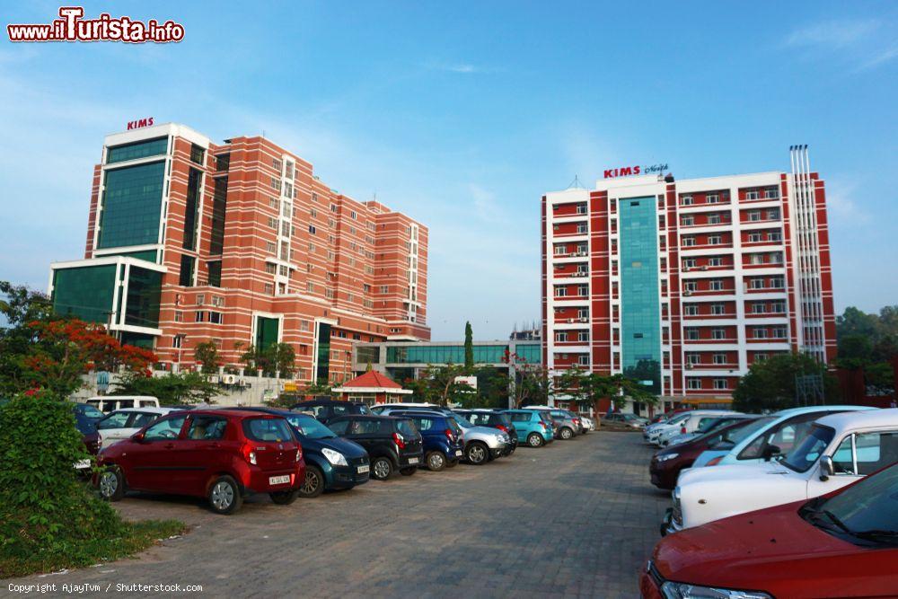 Immagine Due edifici del Kerala Institute of Medical Sciences (KIMS) di Trivandrum, India. Veduta panoramica dal parcheggio delle automobili - © AjayTvm / Shutterstock.com