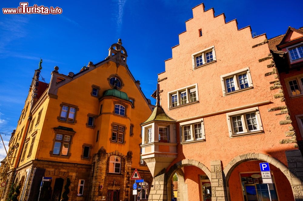 Immagine Due edifici storici all'angolo di Maximilian a Damsteggasse, Lindau, Germania. Sulla sinistra, il ricostruito Museo di Arte Cittadina.