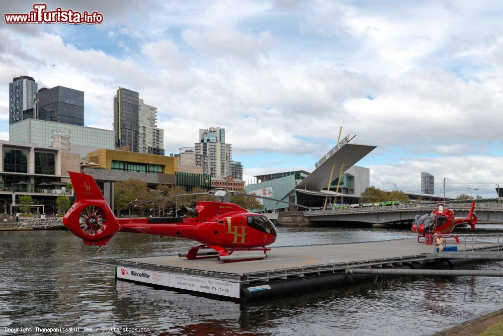 Immagine Due elicotteri su una piattaforma lungo il fiume Yarra a Melbourne, Australia - © Thanapanitsakul Tee / Shutterstock.com