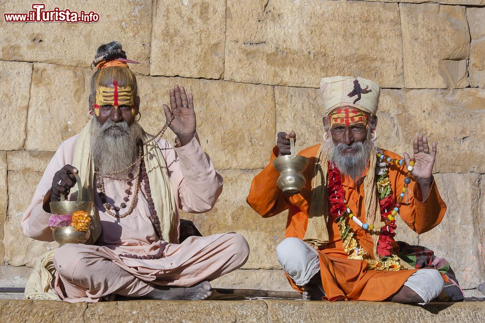 Immagine Due indù in abiti tradizionali chiedono offerte in una strada della città di Jaisalmer, Rajasthan, India.