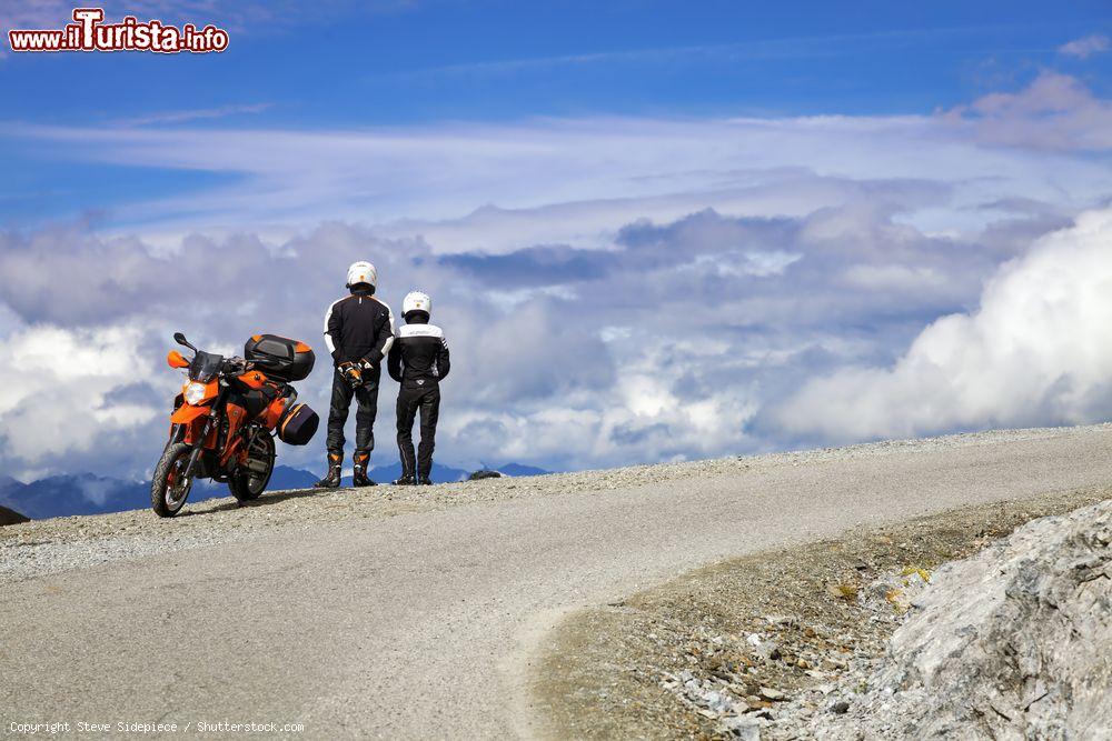 Immagine Due motociclisti ammirano il panorama dal Passo dello Stelvio, al confine fra Lombardia e Trentino Alto Adige - © Steve Sidepiece / Shutterstock.com