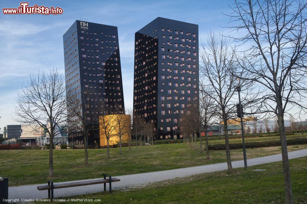 Immagine Due palazzi adibiti ad hotel a Rho in Lombardia - © Claudio Giovanni Colombo / Shutterstock.com
