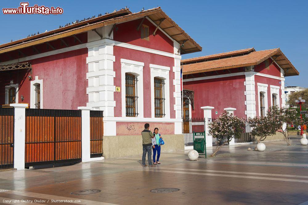 Immagine Due persone parlano in una strada con edifici storici nel centro storico di Arica, Cile - © Dmitry Chulov / Shutterstock.com