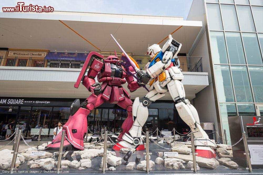 Immagine Due robot davanti al Gundam Café alla LaLaport Expo City di Osaka, Giappone - © twoKim images / Shutterstock.com