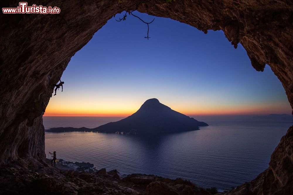 Immagine Due scalatori al tramonto impegnati in un'arrampicata sportiva a Kalymnos, Grecia. Sullo sfondo, la bella isola di Telendos.