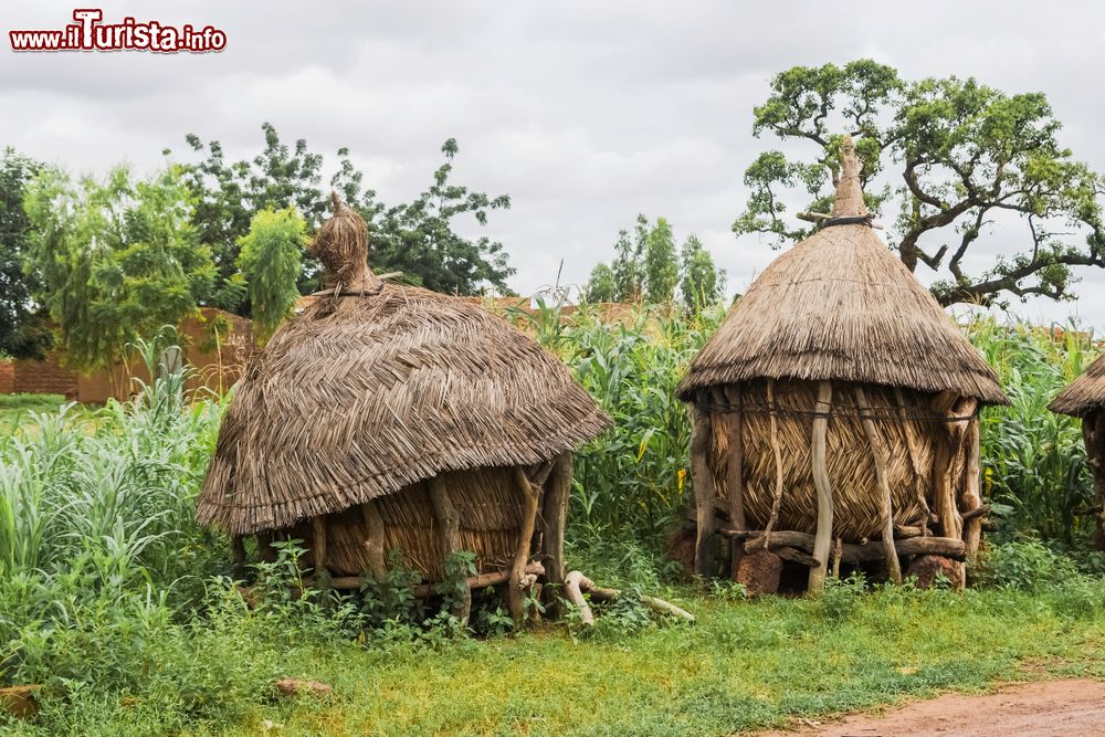 Immagine Due tradizionali granai nei dintorni di Ouagadougou, capitale del Burkina Faso (Africa). Sono costruiti con legno e paglia.