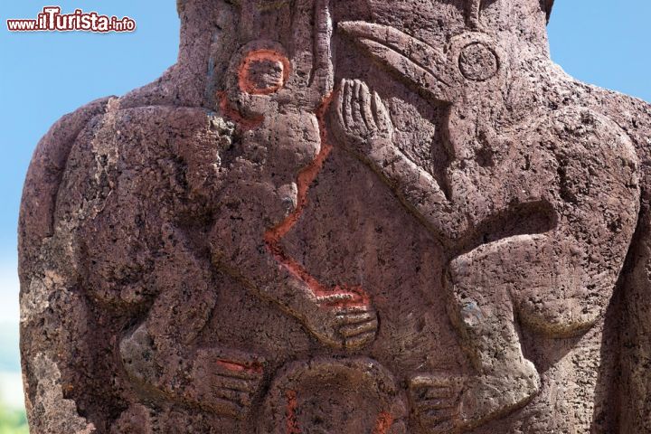 Immagine Due uccelli scolpiti sul retro di un busto Moai sull'isola di Pasqua, Cile - © 92804242 / Shutterstock.com