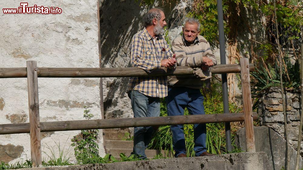 Immagine Due uomini parlano sul balcone di una casa a Piuro, Sondrio, Lombardia - © Paolo G / Shutterstock.com