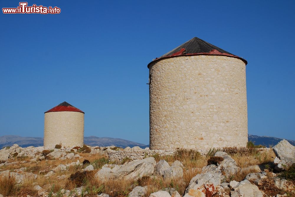 Immagine Due vecchi mulini a vento sulle colline di Emborio a Chalki, Grecia.