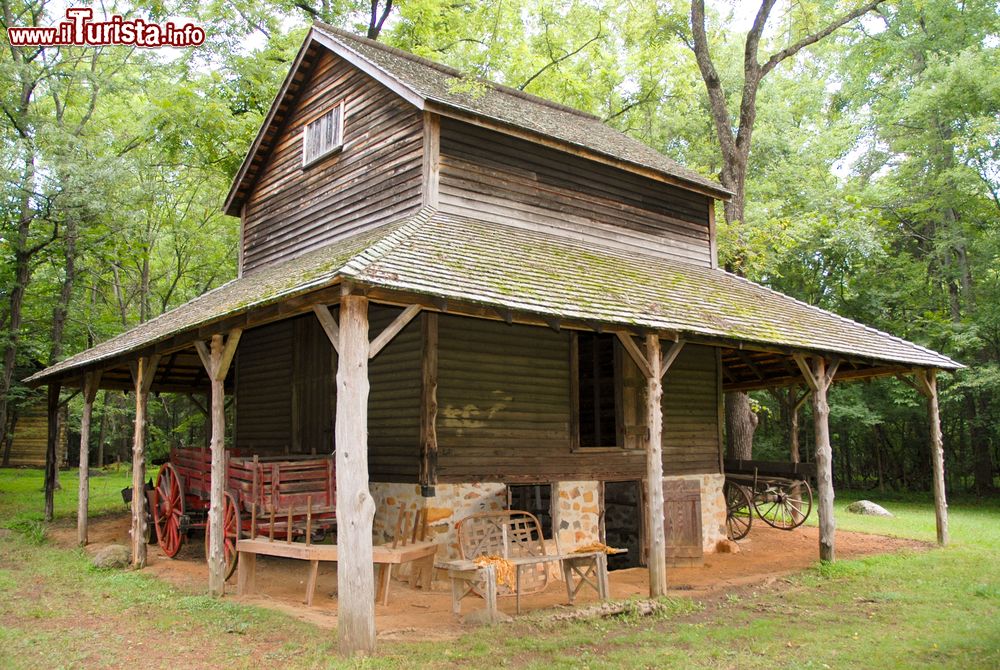 Immagine Duke Homestead State Historic Site a Durham, Carolina del Nord, USA. Si tratta della storica casa, della fattoria e degli altri edifici utilizzati da Washington Duke e dalla sua famiglia nel periodo fra il 1852 e il 1874.