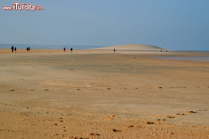 Immagine Escursione alla Duna Bianca, Dakhla: vi si giunge con un 4x4, che poi viene lasciato a debita distanza per permettere alle persone di godersi una passeggiata nel deserto fino alla grande duna che domina l'orizzonte.