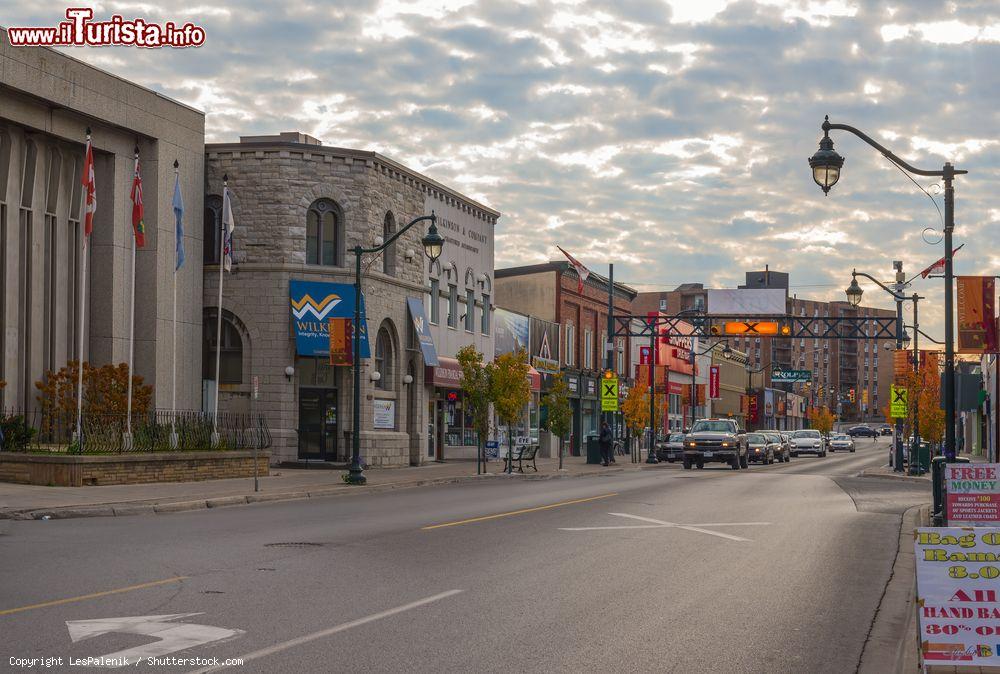Immagine Dundas Street, una delle principali vie cittadine di Trenton, New Jersey, con il cielo nuvoloso - © LesPalenik / Shutterstock.com