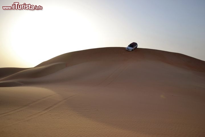 Immagine Dune bashing nel deserto: si tratta di un'attività emozionante da compiere a bordo di un fuoristrada nel deserto, guidato da personale esperto che conosca i segreti delle dune e che abbia punti di riferimento certi per non perdersi.