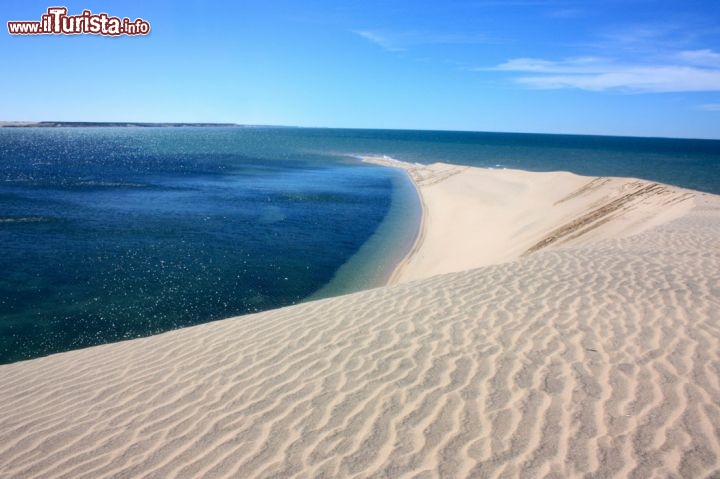Immagine Dune Blanche, laguna di Dakhla: il paesaggio può cambiare molto a seconda dell'alta o della bassa marea. Nel primo caso, il blu dell'acqua si fa intenso e il mare si riempie di kitesurfers, mente con la bassa marea si può camminare attraverso questa parte di laguna.
