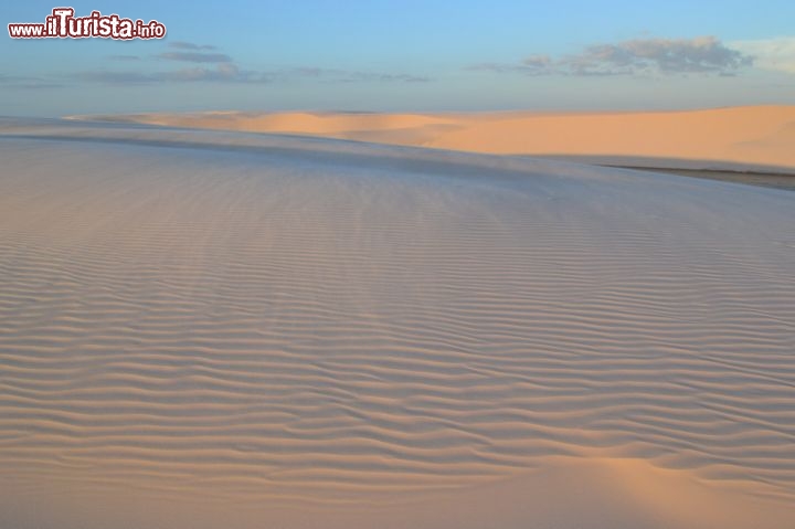 Immagine Dune di sabbia in Brasile: questo "deserto" fotografato al tramonto si trova nel Parco Nazionale dei Lençois Maranhenses, una delle perle turistiche dello stato di Maranhao, nel nord-est della nazione sudamericana.
