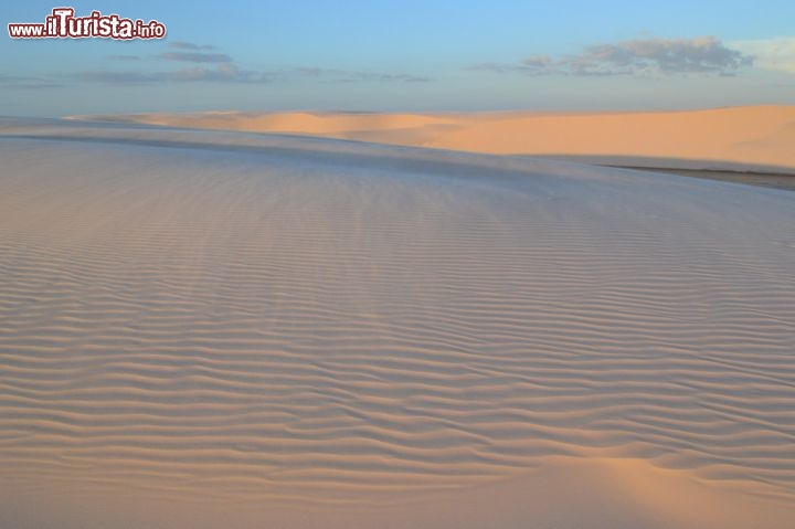 Immagine Dune di sabbia in Brasile: questo "deserto" fotografato al tramonto si trova nel Parco Nazionale dei Lençois Maranhenses, una delle perle turistiche dello stato di Maranhao, nel nord-est della nazione sudamericana.