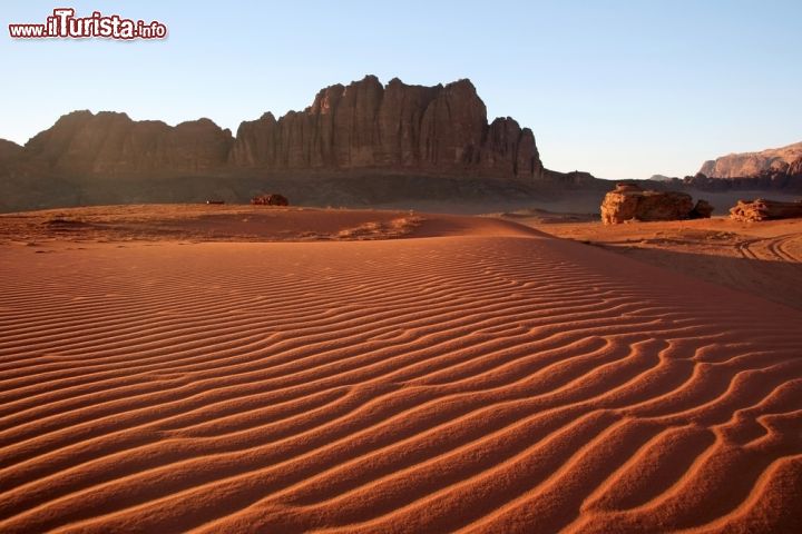 Immagine Dune di sabbia durante una escursione in jeep, lungo le piste sabbiose del Wadi Rum in Giordania - © tamarasovilj / Shutterstock.com