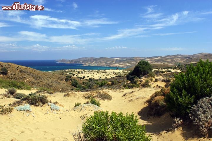 Immagine Dune di sabbia sull'isola di Lemnos, Grecia - Quest'isola greca possiede alcune delle più belle spiagge del nord est Egeo, alcune delle quali considerate dei veri e propri paradisi. A fare da cornice a sabbia bianca finissima sono acque cristalline, rocce vulcaniche dalle forme più strane e una ricca vegetazione © Miroslav Hladik / Shutterstock.com