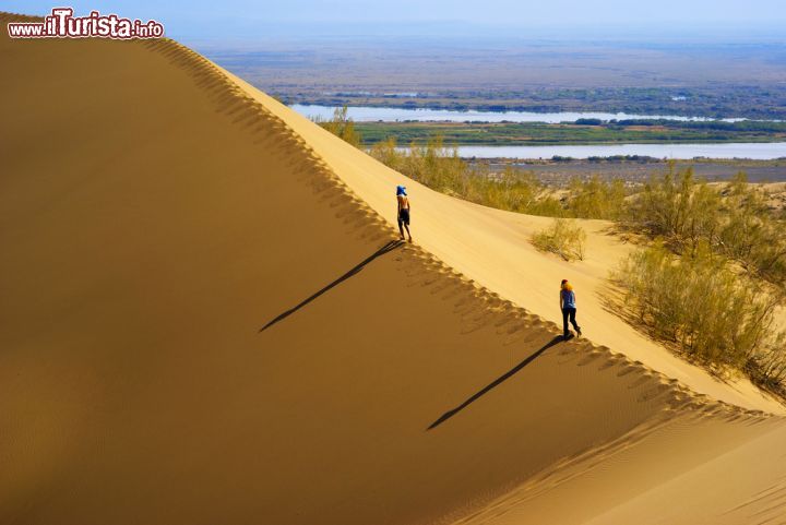 Immagine Dune di sabbia nel Parco Nazionale Altyn-Emel, nel Kazakistan - © Maxim Petrichuk / Shutterstock.com