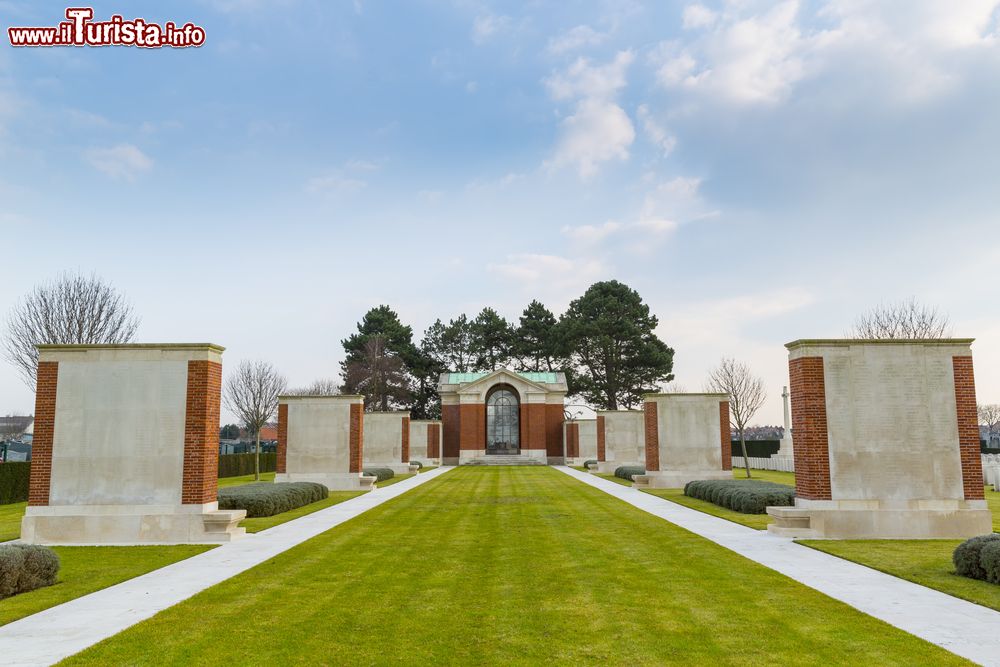 Immagine La Commonwealth War Graves Commission gestisce il Dunkirk Memorial Cemetery di Dunkerque (Francia), che ospita le tombe dei soldati britannici morti durante la Battaglia di Dunkerque nella seconda guerra mondiale.