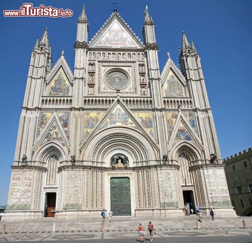 Immagine La magia del Duomo di Orvieto: la sua faciata risìvolta ad ovest assume un fascino particoalre nel tardo pomeriggio e al tramonto quand assume una intensa colorazione e tinte calde, molto suggestiva  - © federicofoto - Fotolia.com