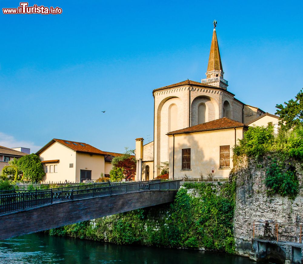 Immagine Il duomo di Sacile, Friuli Venezia Giulia. Dedicato a San Nicolò, venne fatto erigere alla fine del XV° secolo sul luogo di una primitiva costruzione. Al suo interno si trovano affreschi, una tela di Francesco Bassano e una pala di Jacopo Palma il Giovane che raffigura la Madonna del Rosario.